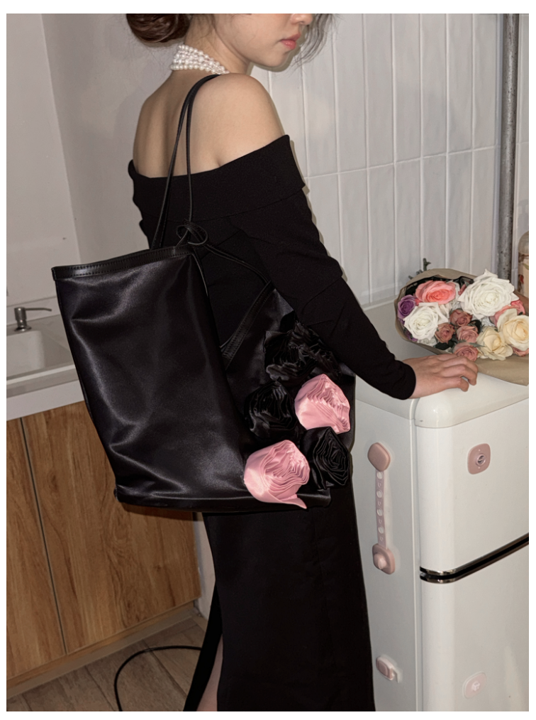 Blossom Black V tote bag