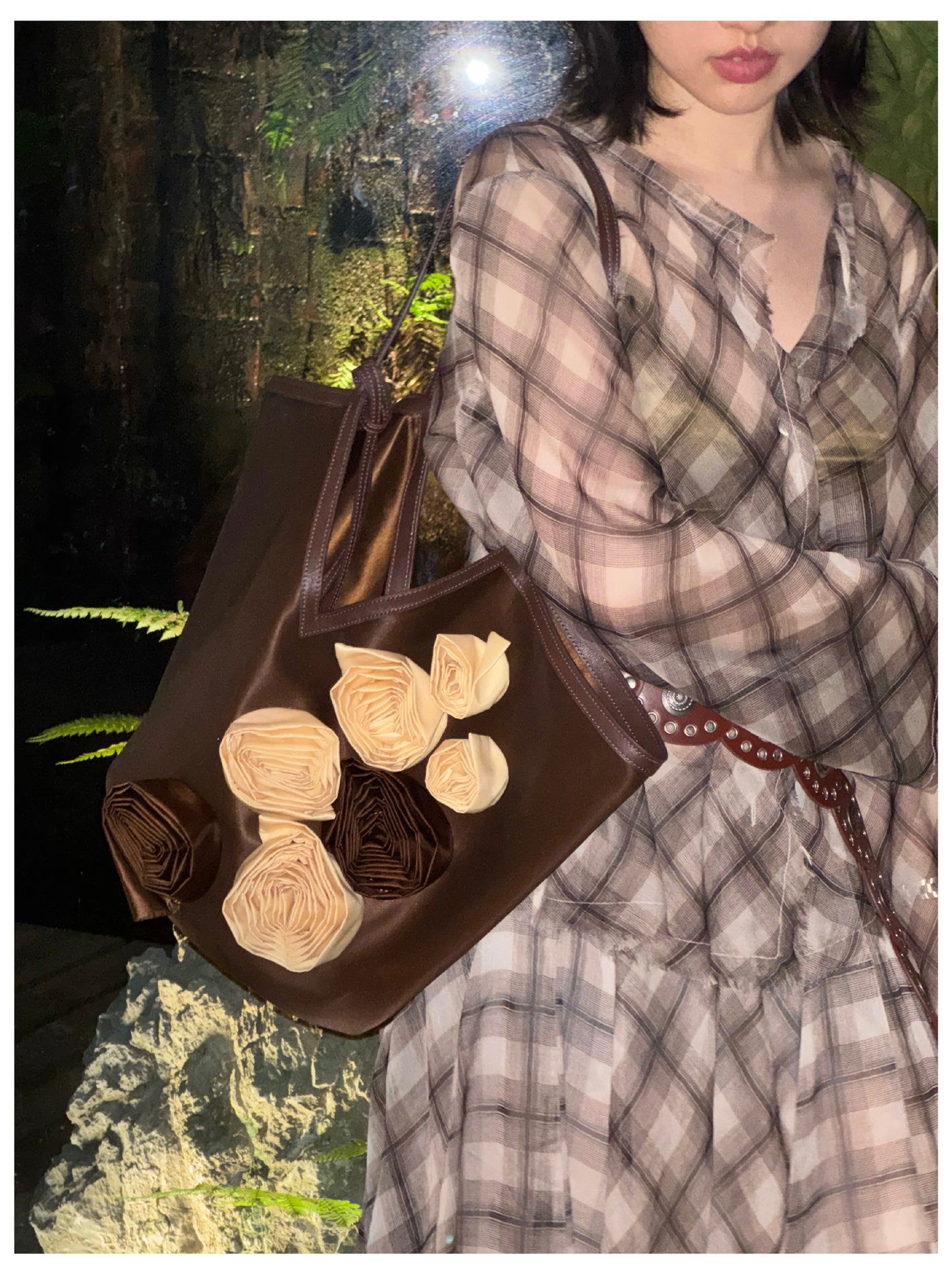 Blossom Brown V tote bag